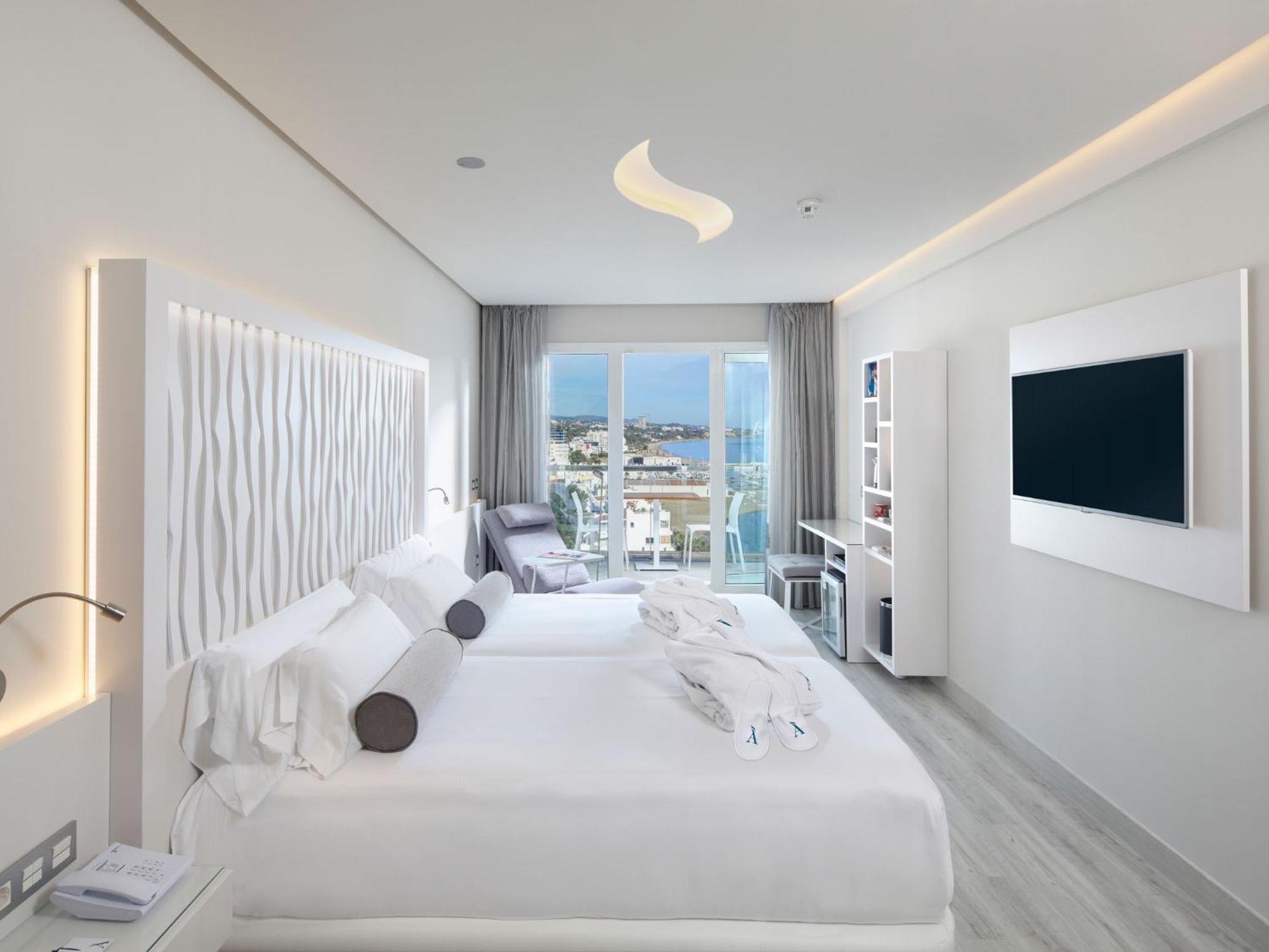 Chambre lits jumeaux « Make it Happen » avec vue latérale sur la mer